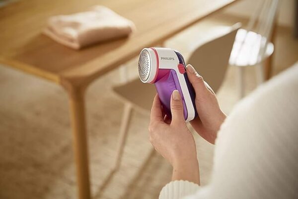 Philips GC02630 Fabric Pill remover Battery Operated Fabric Shaver 1
